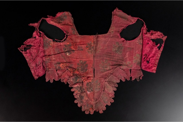 Вчені знайшли унікальну весільну сукню: у скринях корабля, що потонув у 1660 році